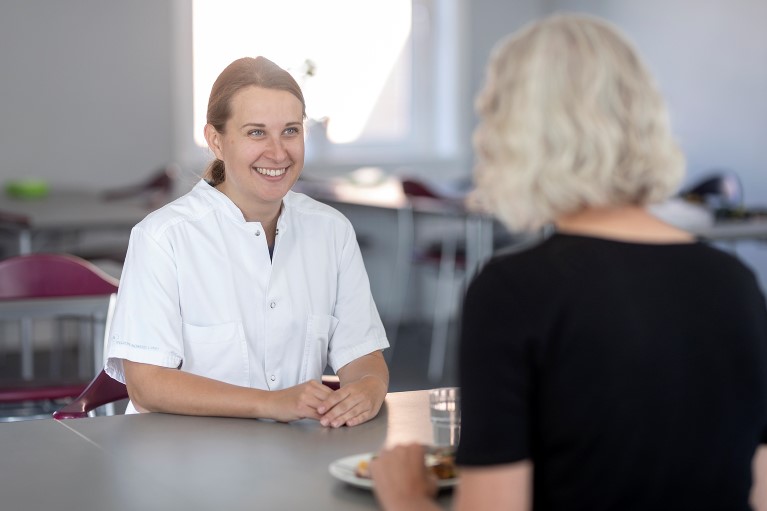 Har man synkebesvær, kan det have store konsekvenser.  Det påvirker livskvaliteten, når man ikke kan drikke og spise som sædvanligt