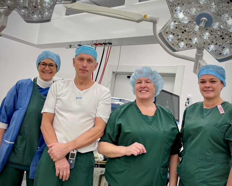 Onsdag morgen var sygeplejerske Jette Frost Mikkelsen, portør Kresten Winther, sygeplejerske Dorte Storgaard Madsen samt sygeplejerske Henriette Jensen klar på den nye operationsstue til den første patient.