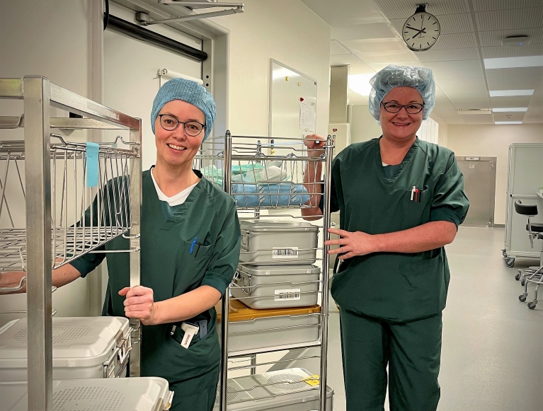 Sygeplejerske Ulla Kamma Olesen og sterilassistent Helle Uggerhøj Frydkjær er blot to af de mange medarbejdere, der sørger for et godt og sikkert patientforløb.