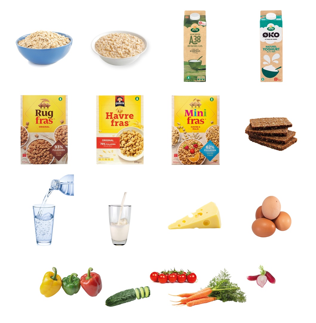 Billedet viser havregryn, havregrød, A38, neutral yoghurt, rugfras, havrefrase, minifras, rugbrød, vand, mælk, ost, æg, grøntsager af typerne peberfrugt, agurk, små tomater, gulerødder og radiser.