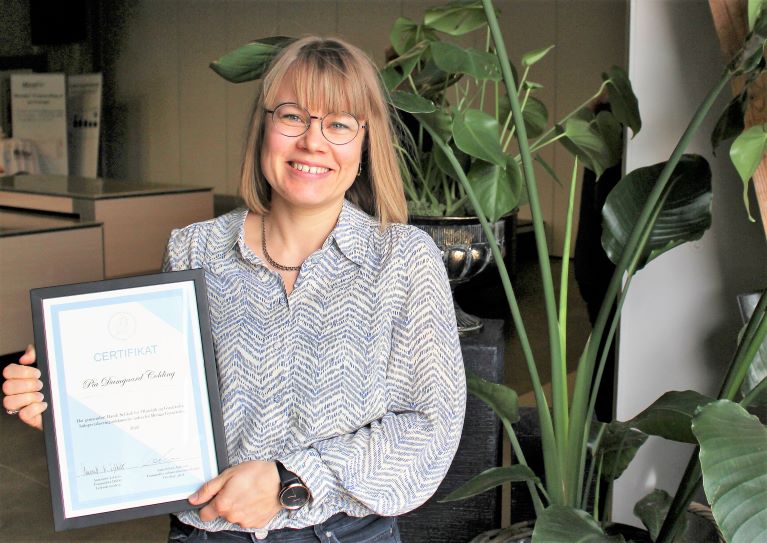 Pia Colding med certifikatet fra Dansk Selskab for Obstetrik og Gynækologi
